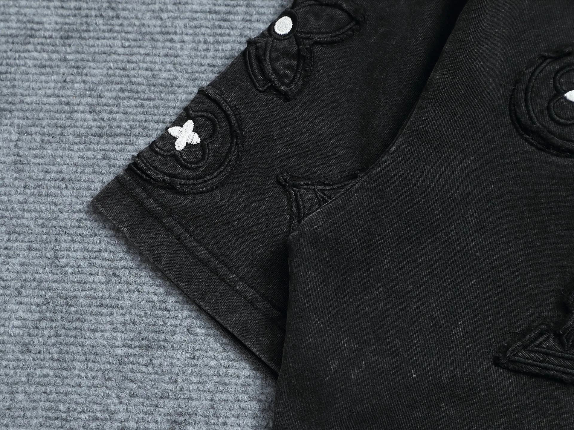 🅿️230 𝗟𝗼𝘂𝗶𝘀 𝗩𝘂𝗶𝘁𝘁𝗼𝗻/LV Louis Vuitton classic presbyopic LOGO patch embroidery🪡 logo 300g round neck heavy industry logo brand short sleeves official synchronization 1:1 original model opening fashion personality versatile trend pure original quality original washed fabric Hang tag Collar label Washed wheat Complete with three labels Color: white. Washed black Size: 𝐒-𝐗𝐋